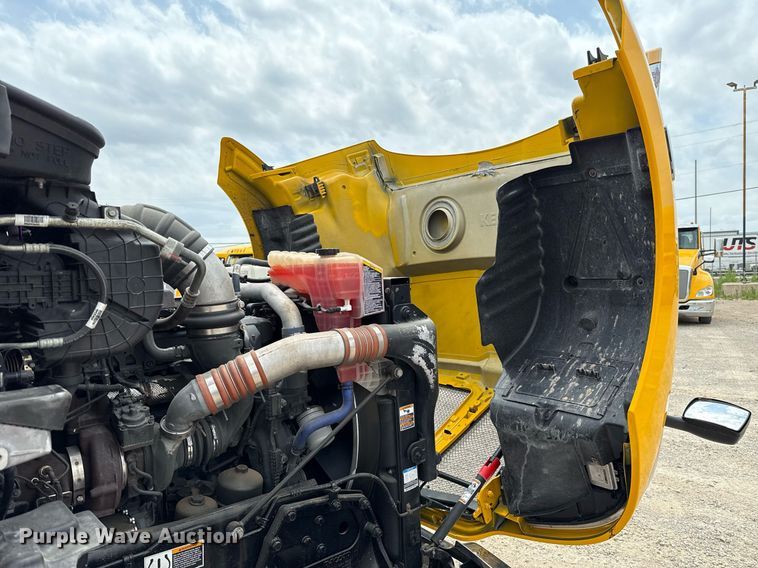 image for item EJ4588 2022 Kenworth T680 semi truck