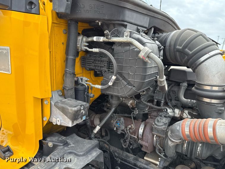 image for item EJ4588 2022 Kenworth T680 semi truck