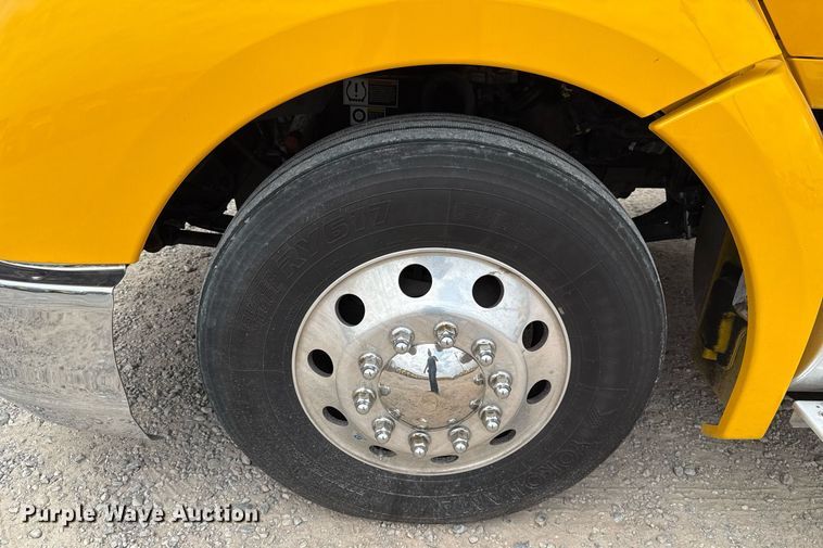 image for item EJ4588 2022 Kenworth T680 semi truck