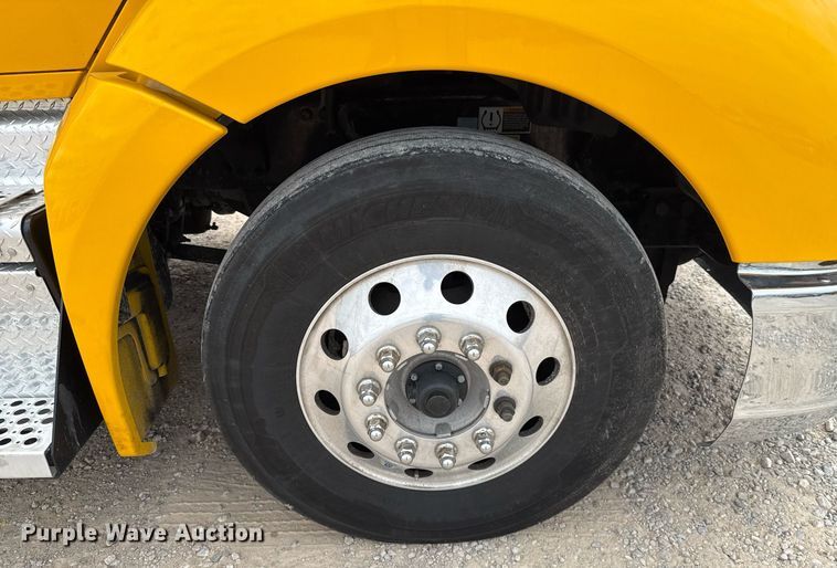 image for item EJ4588 2022 Kenworth T680 semi truck