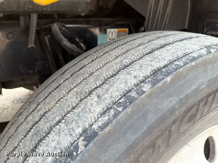 image for item EJ4588 2022 Kenworth T680 semi truck