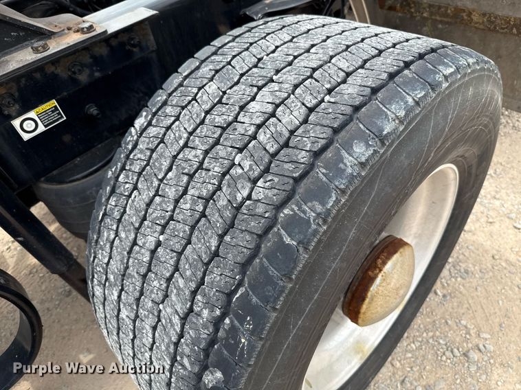 image for item EJ4588 2022 Kenworth T680 semi truck