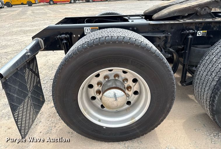 image for item EJ4588 2022 Kenworth T680 semi truck