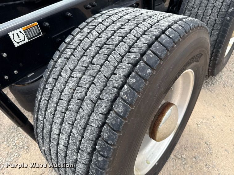 image for item EJ4588 2022 Kenworth T680 semi truck