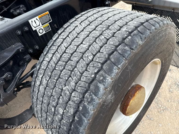 image for item EJ4588 2022 Kenworth T680 semi truck