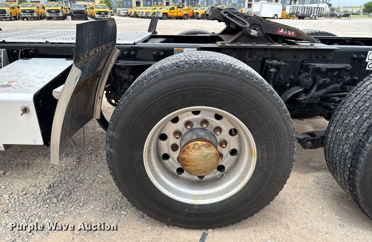 image for item EJ4588 2022 Kenworth T680 semi truck