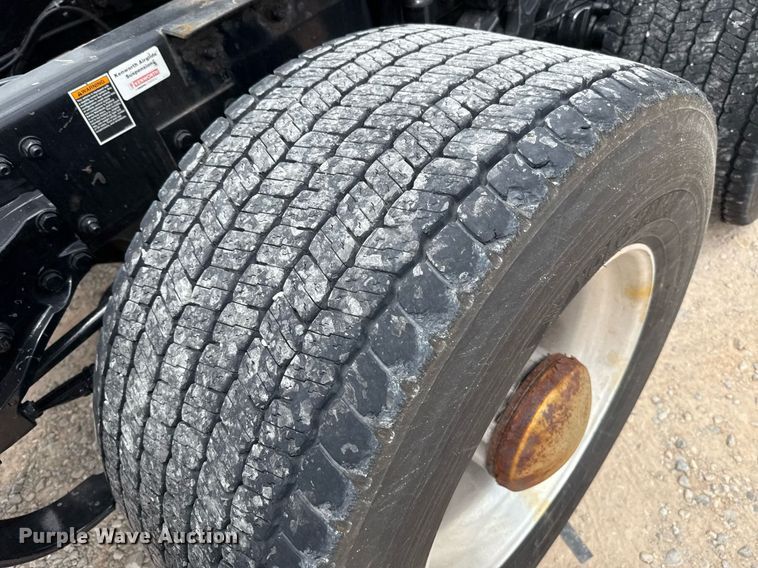 image for item EJ4588 2022 Kenworth T680 semi truck