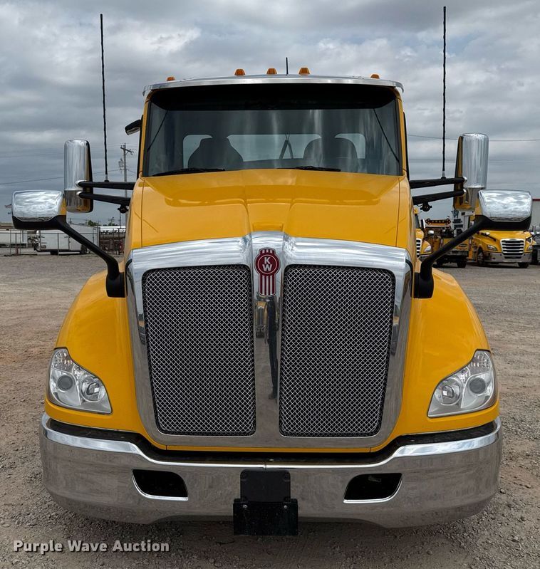 image for item EJ4589 2022 Kenworth T680 semi truck