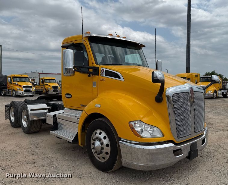 image for item EJ4589 2022 Kenworth T680 semi truck