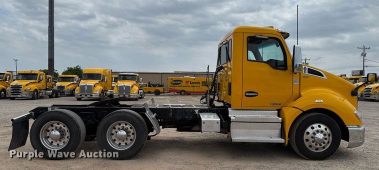 image for item EJ4589 2022 Kenworth T680 semi truck