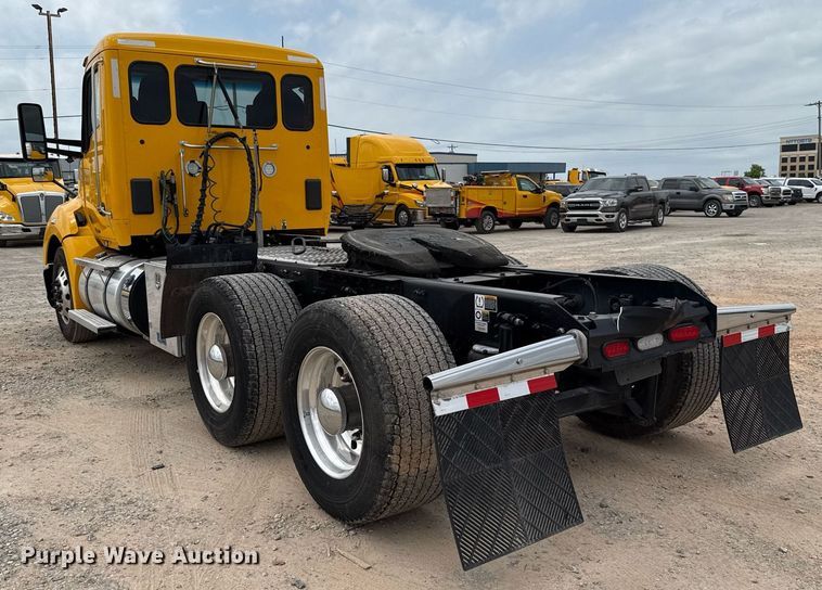 image for item EJ4589 2022 Kenworth T680 semi truck