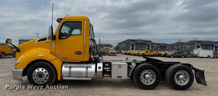 image for item EJ4589 2022 Kenworth T680 semi truck