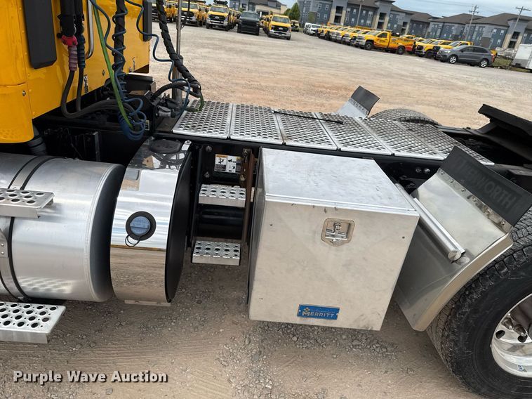 image for item EJ4589 2022 Kenworth T680 semi truck