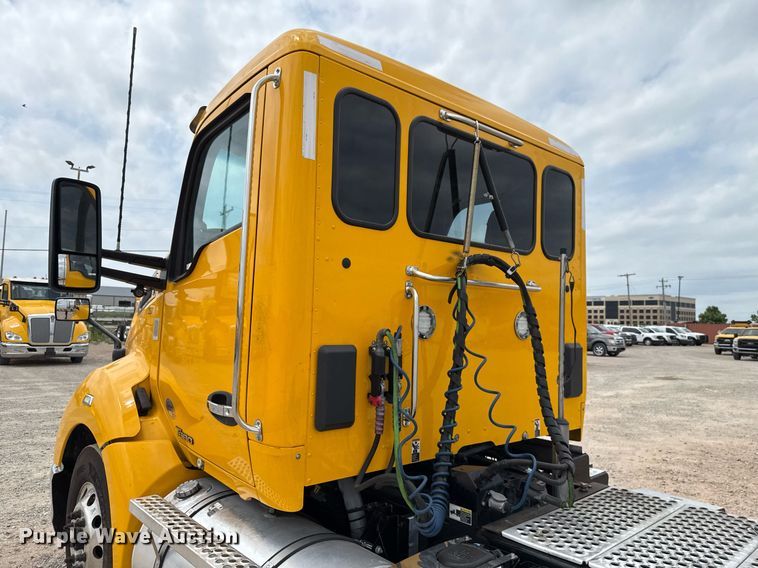 image for item EJ4589 2022 Kenworth T680 semi truck