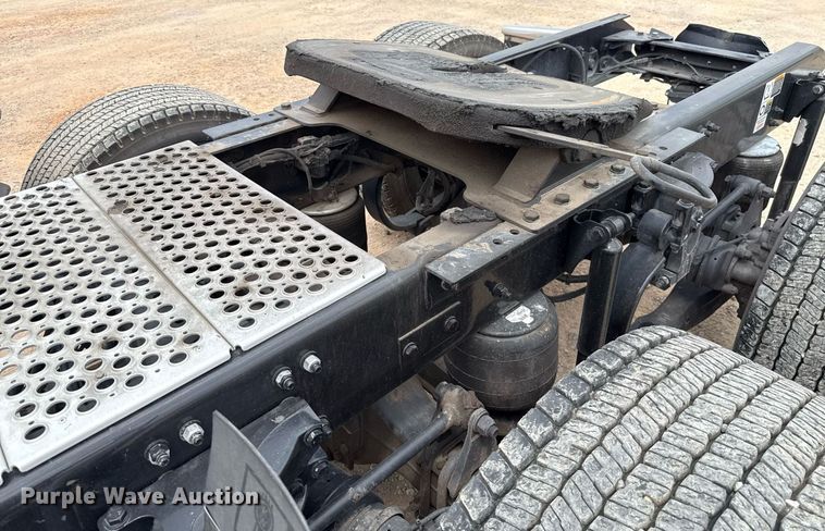 image for item EJ4589 2022 Kenworth T680 semi truck