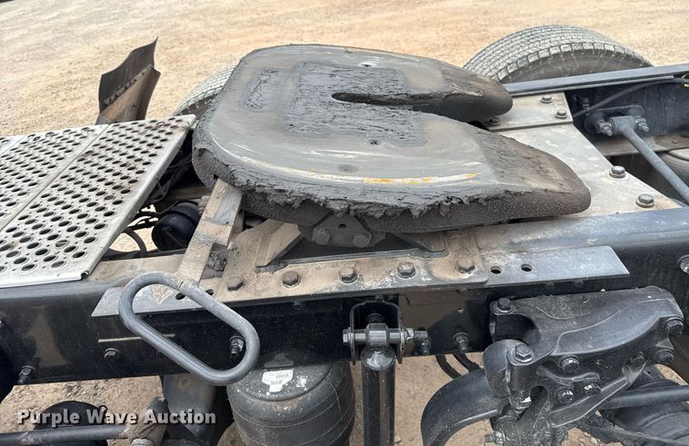 image for item EJ4589 2022 Kenworth T680 semi truck