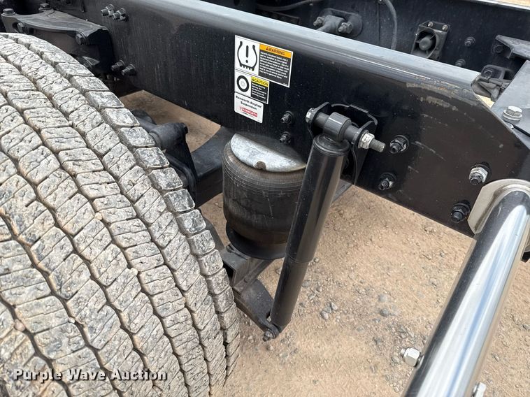 image for item EJ4589 2022 Kenworth T680 semi truck