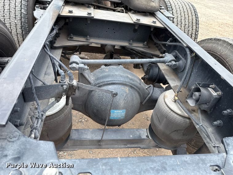 image for item EJ4589 2022 Kenworth T680 semi truck