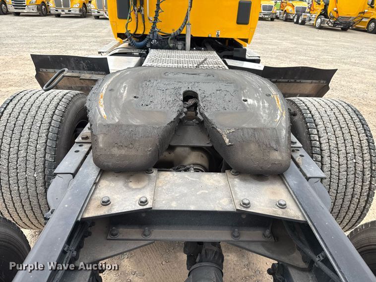 image for item EJ4589 2022 Kenworth T680 semi truck