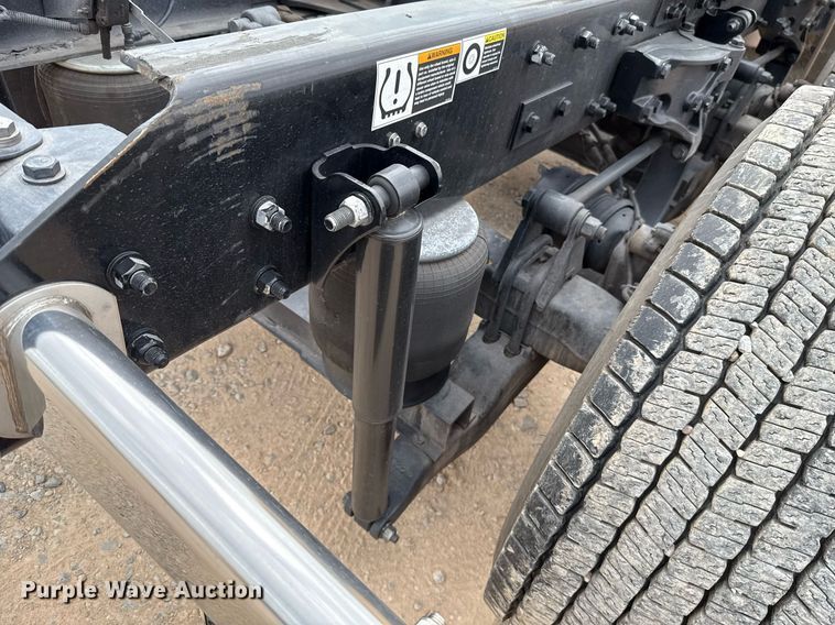 image for item EJ4589 2022 Kenworth T680 semi truck