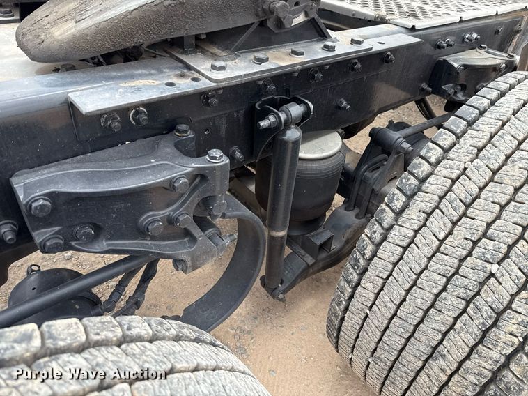 image for item EJ4589 2022 Kenworth T680 semi truck