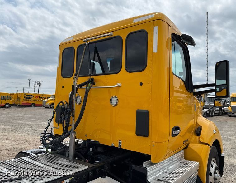 image for item EJ4589 2022 Kenworth T680 semi truck