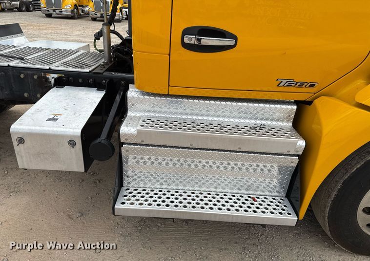image for item EJ4589 2022 Kenworth T680 semi truck