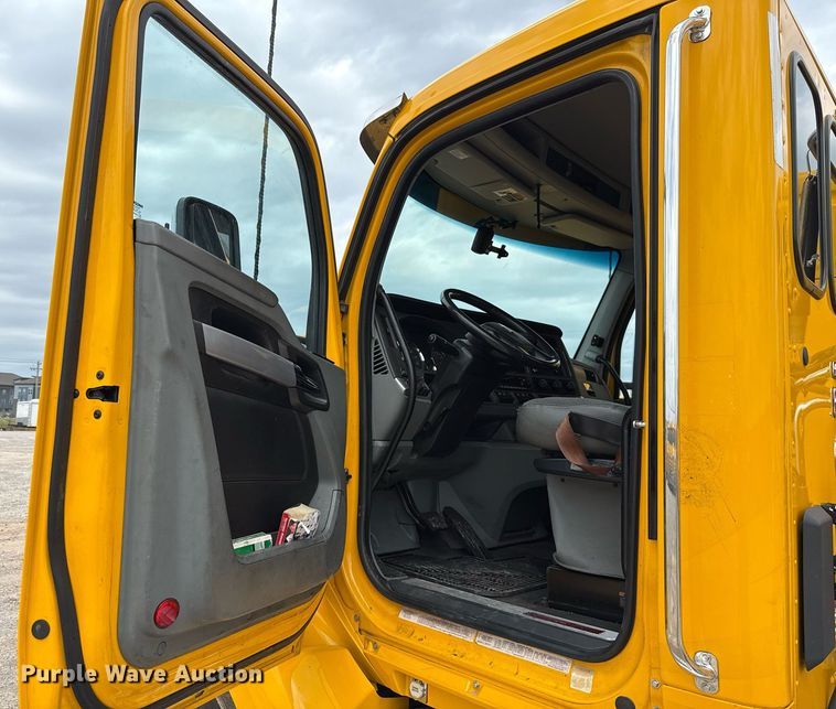 image for item EJ4589 2022 Kenworth T680 semi truck