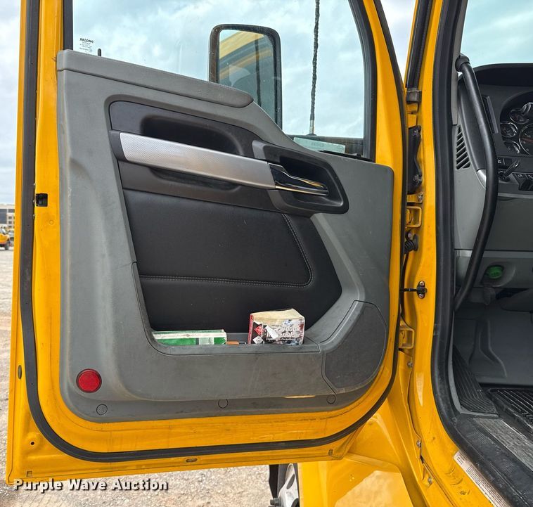 image for item EJ4589 2022 Kenworth T680 semi truck