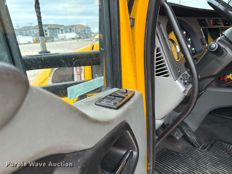 image for item EJ4589 2022 Kenworth T680 semi truck