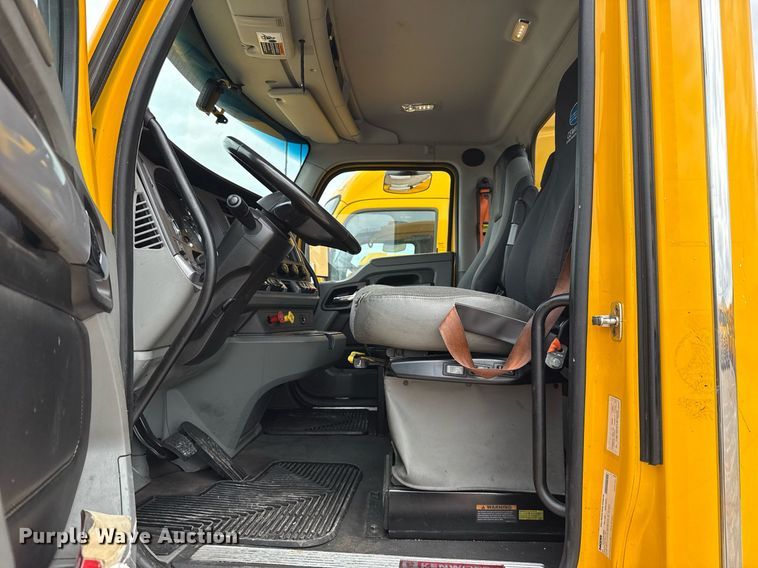 image for item EJ4589 2022 Kenworth T680 semi truck