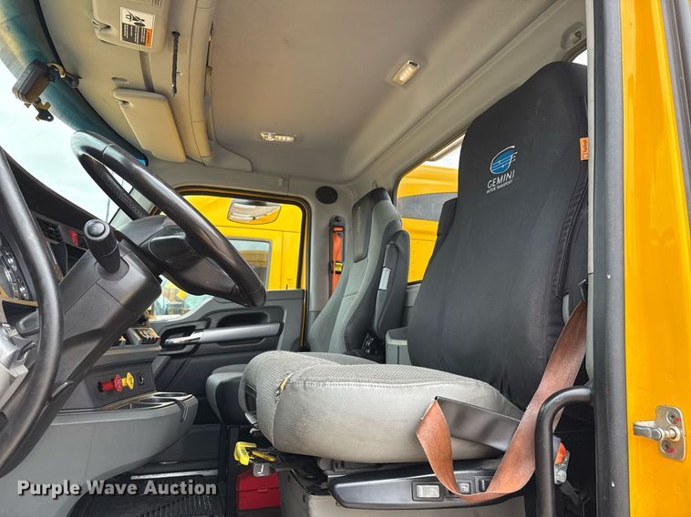 image for item EJ4589 2022 Kenworth T680 semi truck