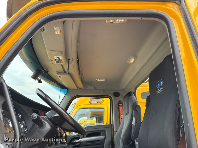 image for item EJ4589 2022 Kenworth T680 semi truck