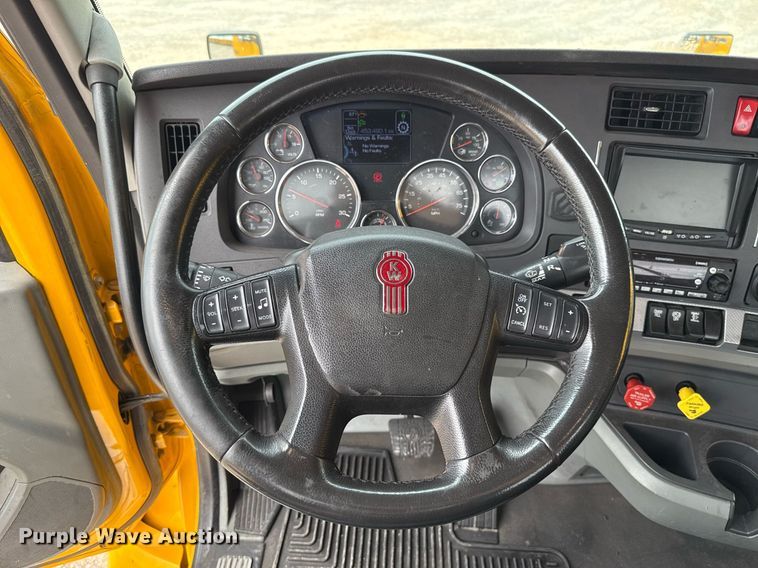 image for item EJ4589 2022 Kenworth T680 semi truck