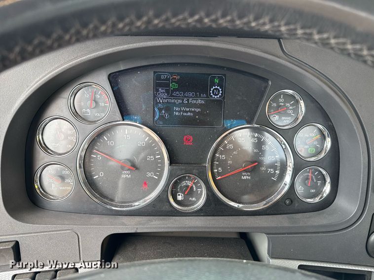 image for item EJ4589 2022 Kenworth T680 semi truck