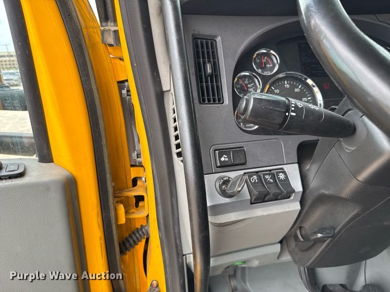 image for item EJ4589 2022 Kenworth T680 semi truck