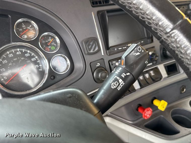 image for item EJ4589 2022 Kenworth T680 semi truck