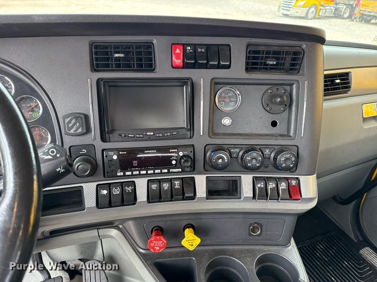 image for item EJ4589 2022 Kenworth T680 semi truck