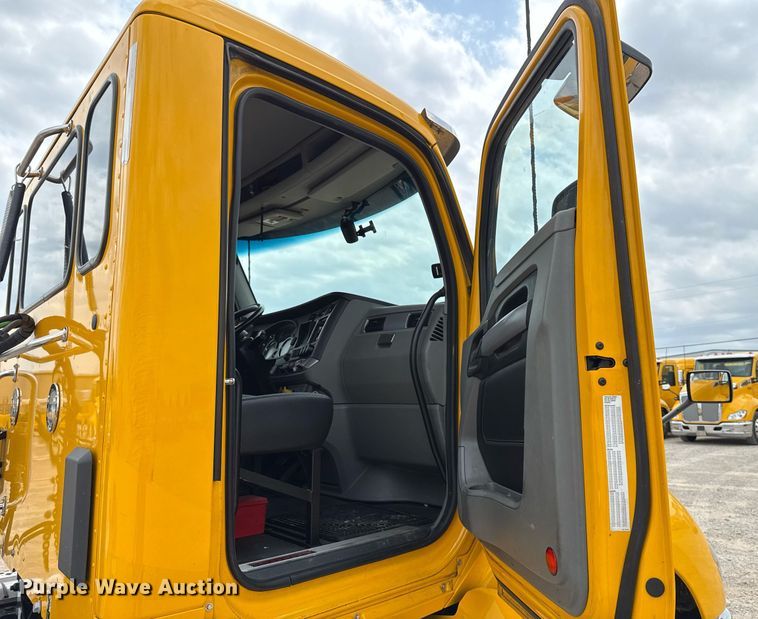 image for item EJ4589 2022 Kenworth T680 semi truck