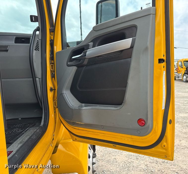 image for item EJ4589 2022 Kenworth T680 semi truck