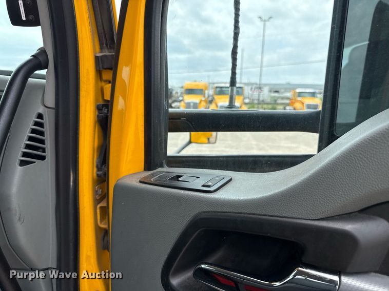 image for item EJ4589 2022 Kenworth T680 semi truck