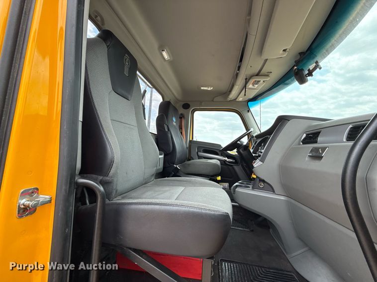 image for item EJ4589 2022 Kenworth T680 semi truck