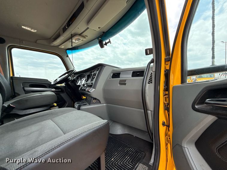 image for item EJ4589 2022 Kenworth T680 semi truck