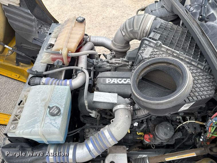 image for item EJ4589 2022 Kenworth T680 semi truck