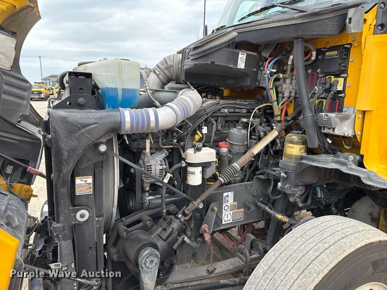 image for item EJ4589 2022 Kenworth T680 semi truck