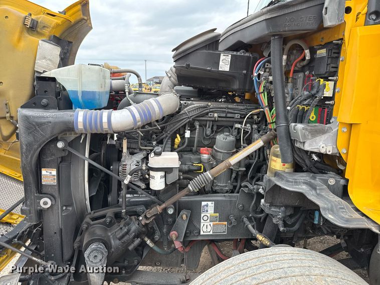 image for item EJ4589 2022 Kenworth T680 semi truck