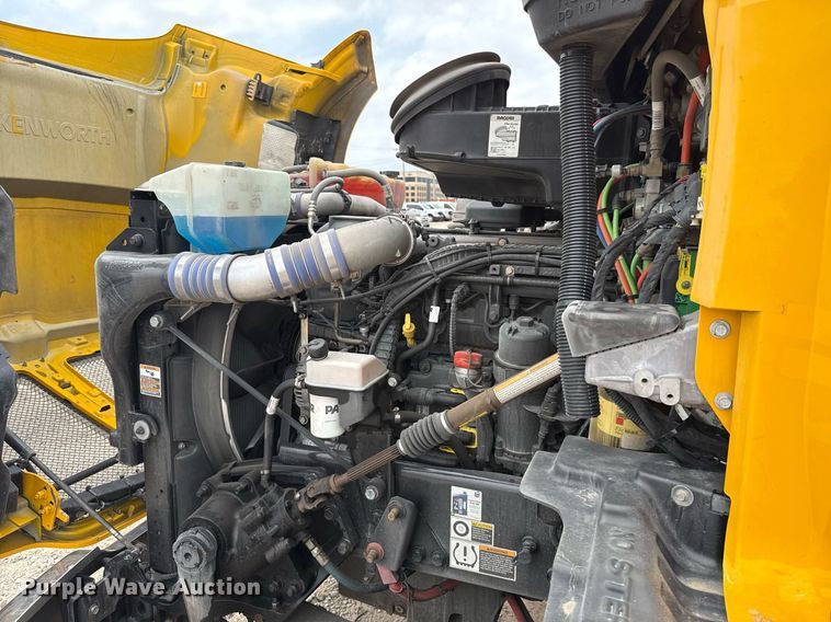 image for item EJ4589 2022 Kenworth T680 semi truck