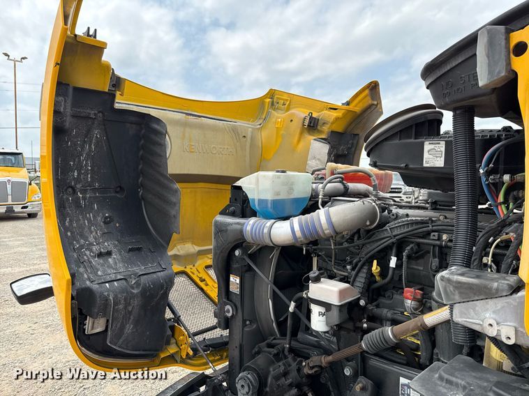 image for item EJ4589 2022 Kenworth T680 semi truck