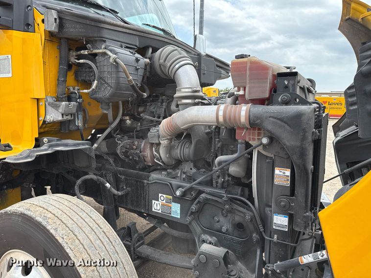 image for item EJ4589 2022 Kenworth T680 semi truck