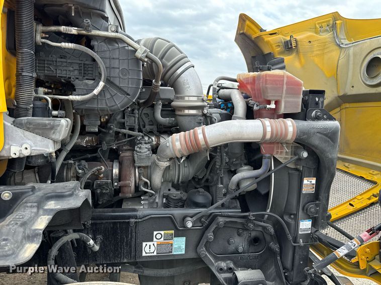 image for item EJ4589 2022 Kenworth T680 semi truck